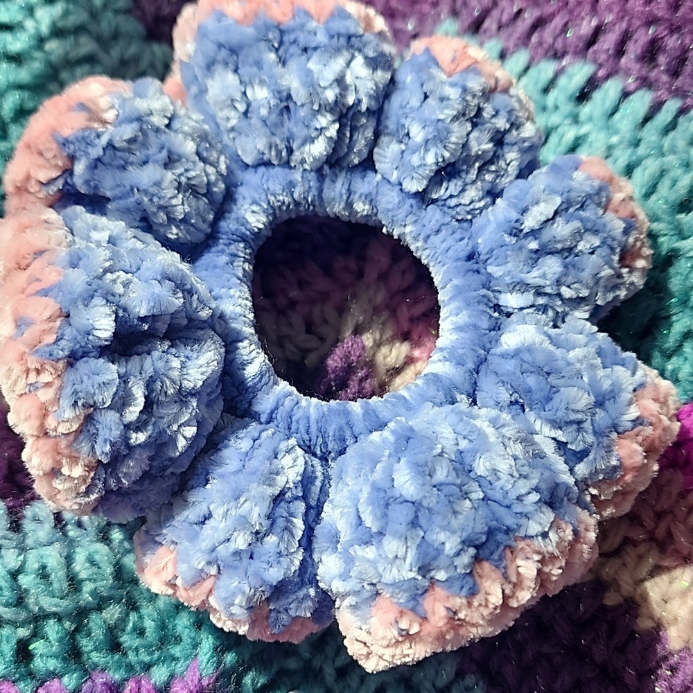 1 Scrunchie - Picture 2 of 2